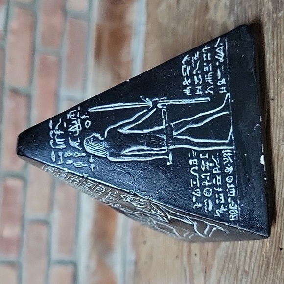 EGYPTIAN PYRAMID SCULPTURE - Picture 4 of 8